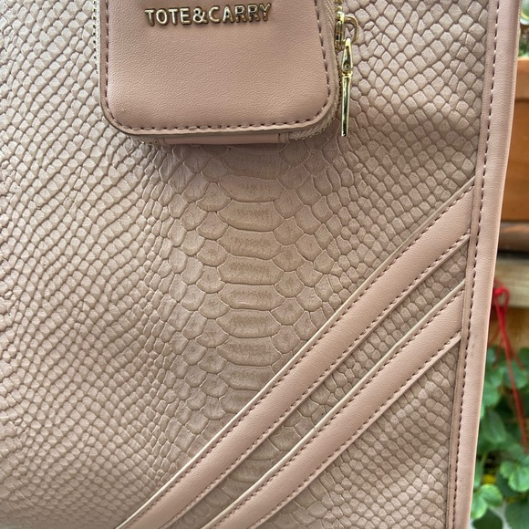 TOTE & CARRY AP1 TOTE BAG WITH ZIPPER SNAKE SKIN - Picture 12 of 15